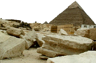 Piramido de Keops estas la plej granda. Oni entombis tie faraonojn por la pretervivo.