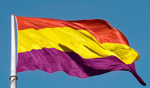 Jen la flago de la Dua Respubliko Hispana.